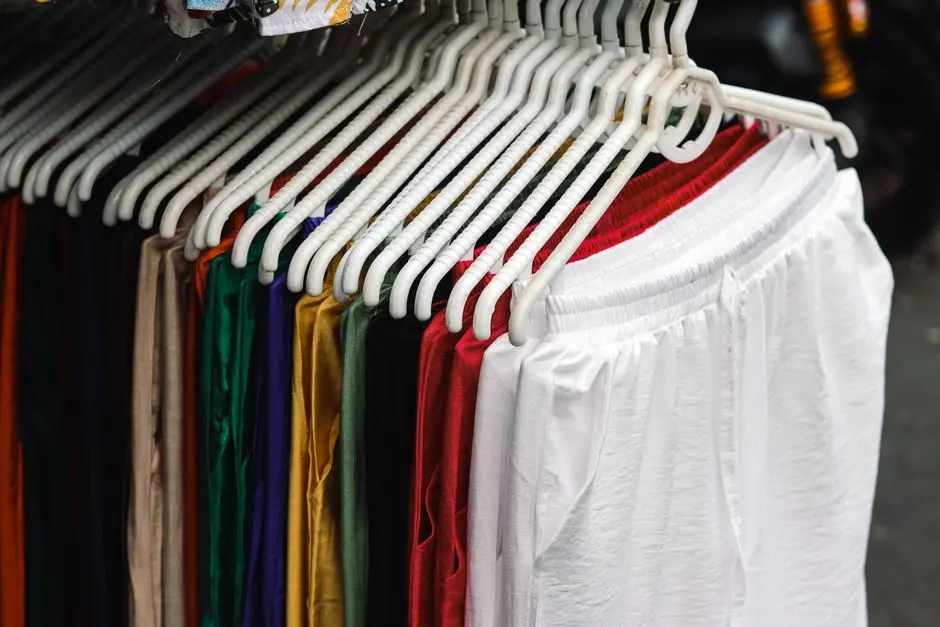 alt sekelompok baju bekas rapi tergantung di toko thrift
